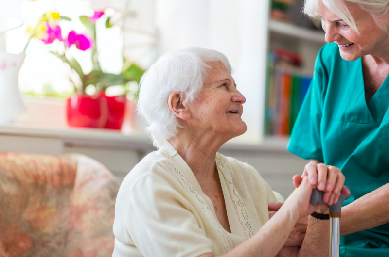 Personne âgée souriante et qui semble heureuse de l'attention portée par une infirmière d'une résidence, maison de retraite, EHPAD en région PACA de JCM Santé